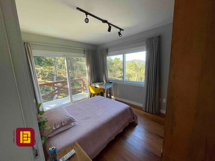 Casa com 600m², 7 quartos (sendo 4 suítes), 11 garagens, no bairro Açores em Florianópolis