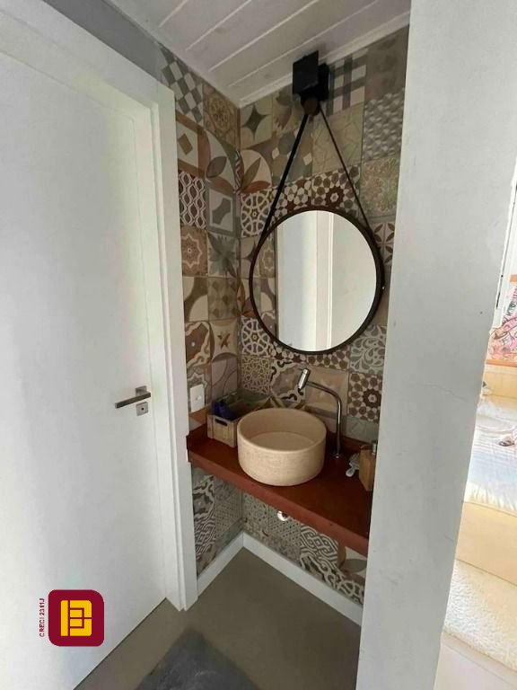 Casa com 600m², 7 quartos (sendo 4 suítes), 11 garagens, no bairro Açores em Florianópolis