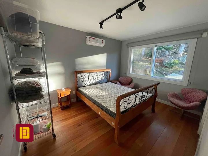 Casa com 600m², 7 quartos (sendo 4 suítes), 11 garagens, no bairro Açores em Florianópolis