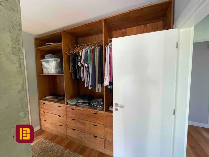 Casa com 600m², 7 quartos (sendo 4 suítes), 11 garagens, no bairro Açores em Florianópolis