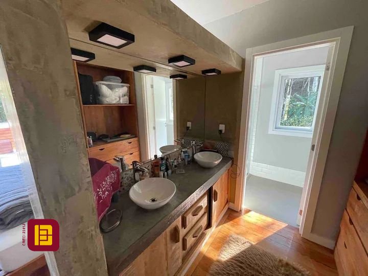 Casa com 600m², 7 quartos (sendo 4 suítes), 11 garagens, no bairro Açores em Florianópolis