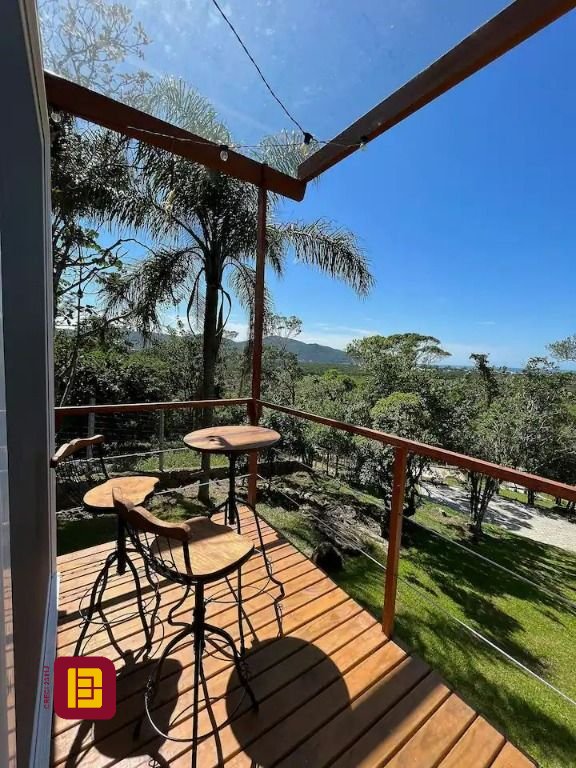 Casa com 600m², 7 quartos (sendo 4 suítes), 11 garagens, no bairro Açores em Florianópolis