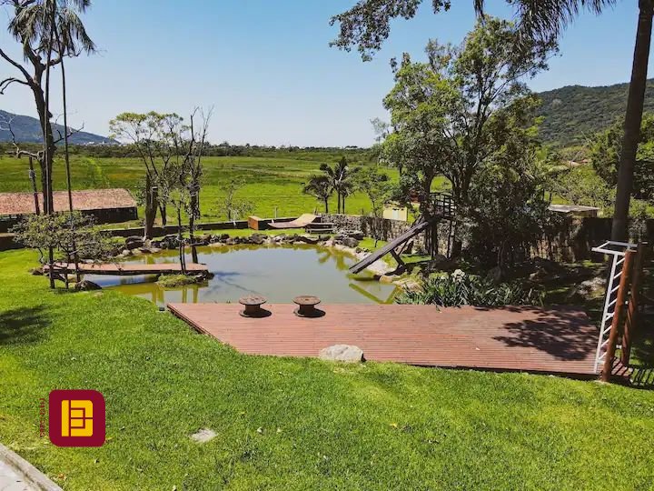 Casa com 600m², 7 quartos (sendo 4 suítes), 11 garagens, no bairro Açores em Florianópolis