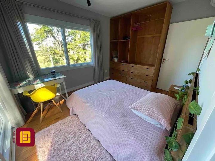 Casa com 600m², 7 quartos (sendo 4 suítes), 11 garagens, no bairro Açores em Florianópolis