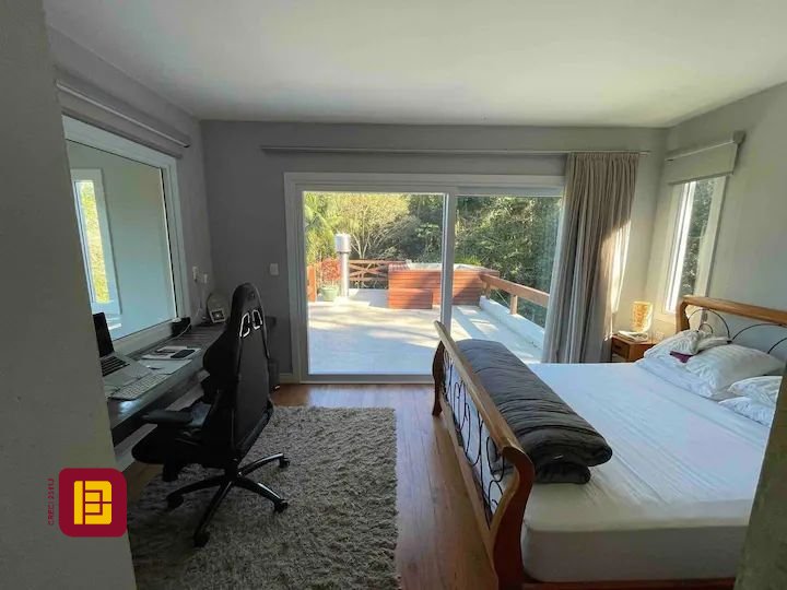 Casa com 600m², 7 quartos (sendo 4 suítes), 11 garagens, no bairro Açores em Florianópolis