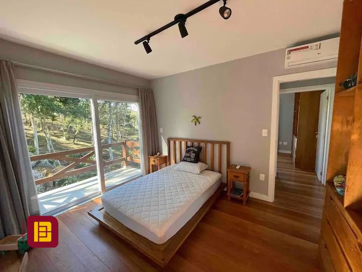 Casa com 600m², 7 quartos (sendo 4 suítes), 11 garagens, no bairro Açores em Florianópolis