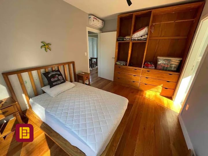 Casa com 600m², 7 quartos (sendo 4 suítes), 11 garagens, no bairro Açores em Florianópolis
