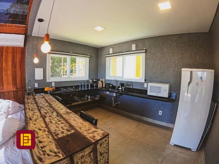 Casa com 600m², 7 quartos (sendo 4 suítes), 11 garagens, no bairro Açores em Florianópolis