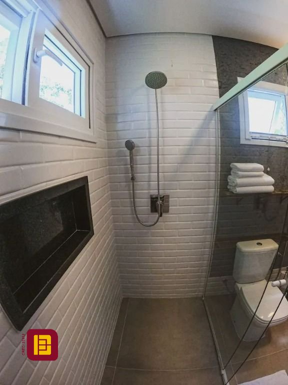 Casa com 600m², 7 quartos (sendo 4 suítes), 11 garagens, no bairro Açores em Florianópolis