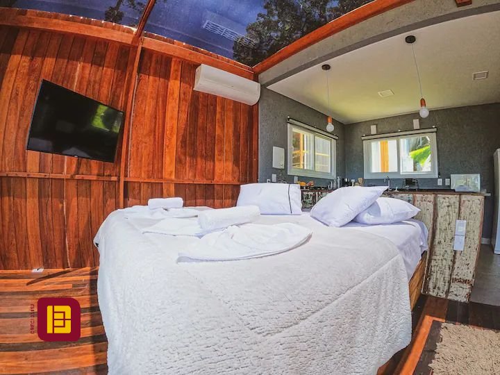 Casa com 600m², 7 quartos (sendo 4 suítes), 11 garagens, no bairro Açores em Florianópolis