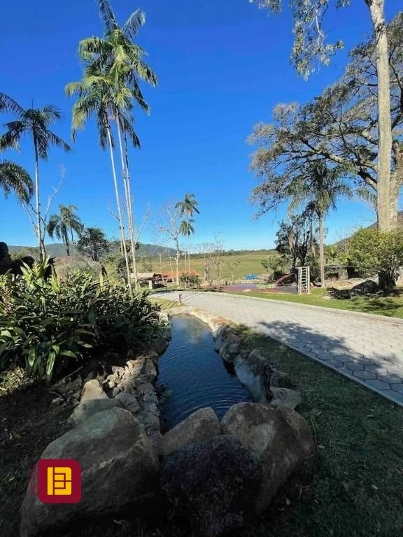 Casa com 600m², 7 quartos (sendo 4 suítes), 11 garagens, no bairro Açores em Florianópolis