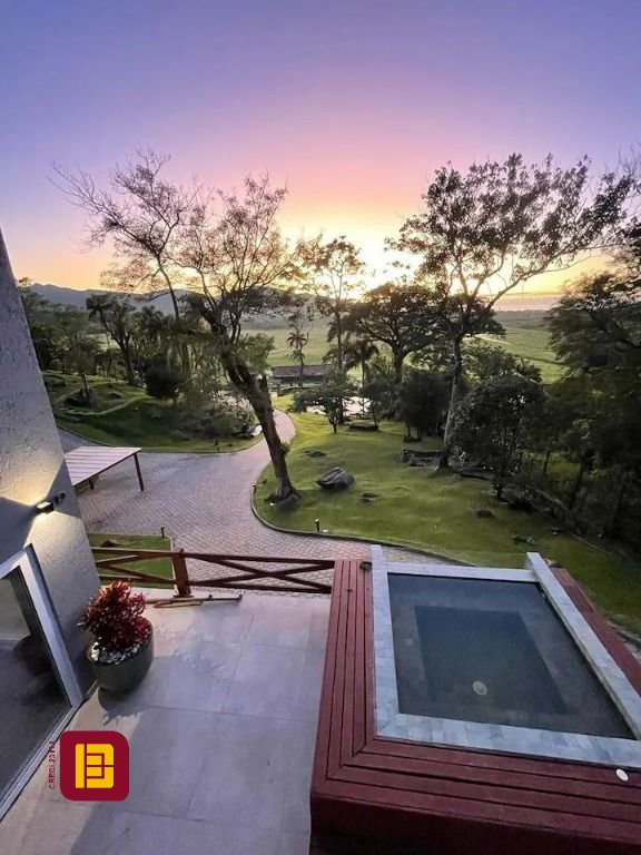 Casa com 600m², 7 quartos (sendo 4 suítes), 11 garagens, no bairro Açores em Florianópolis