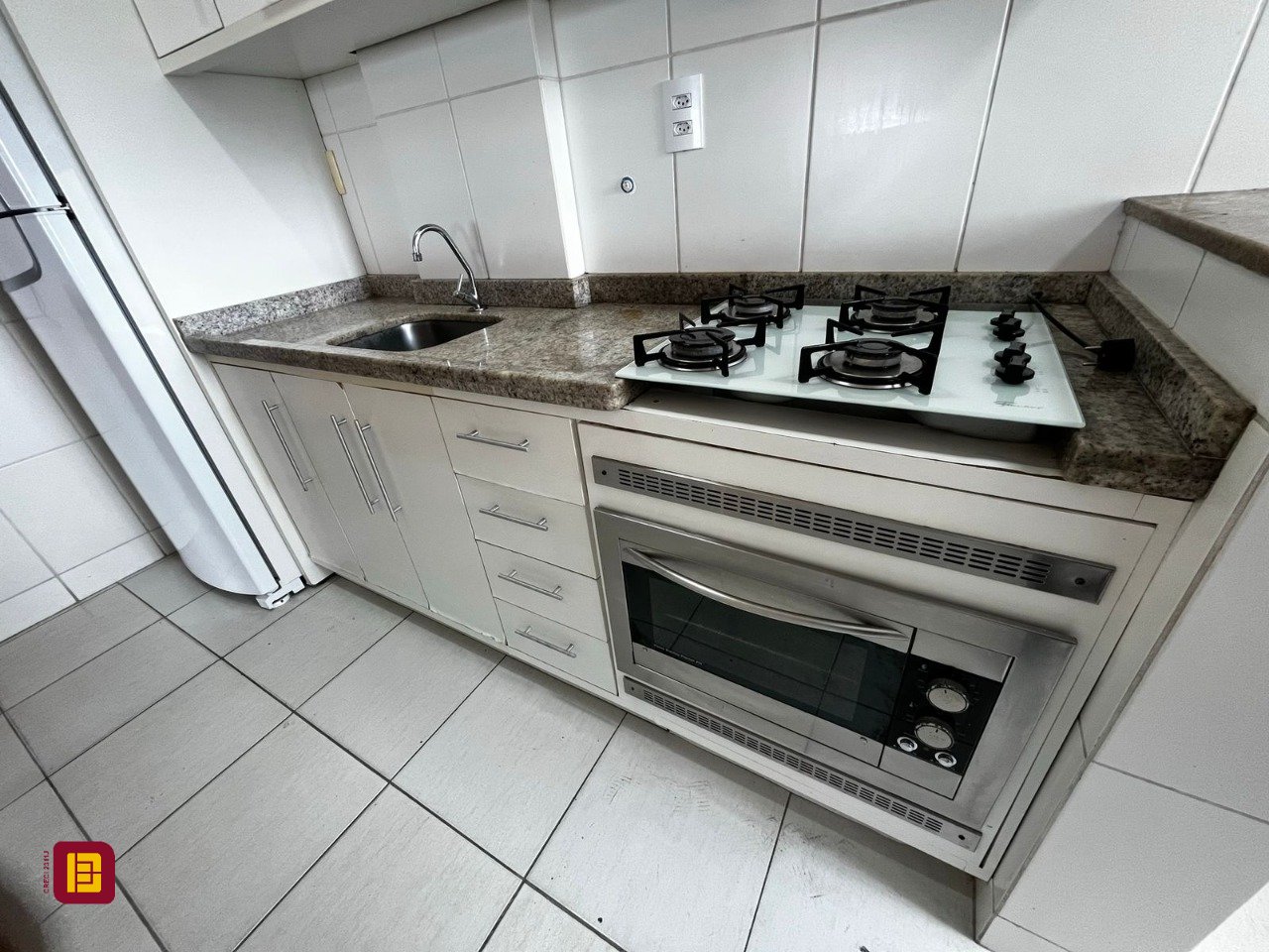 Apartamento com 77m², 4 quartos (sendo 1 suíte), 1 garagem, no bairro Costeira do Pirajubaé em Florianópolis