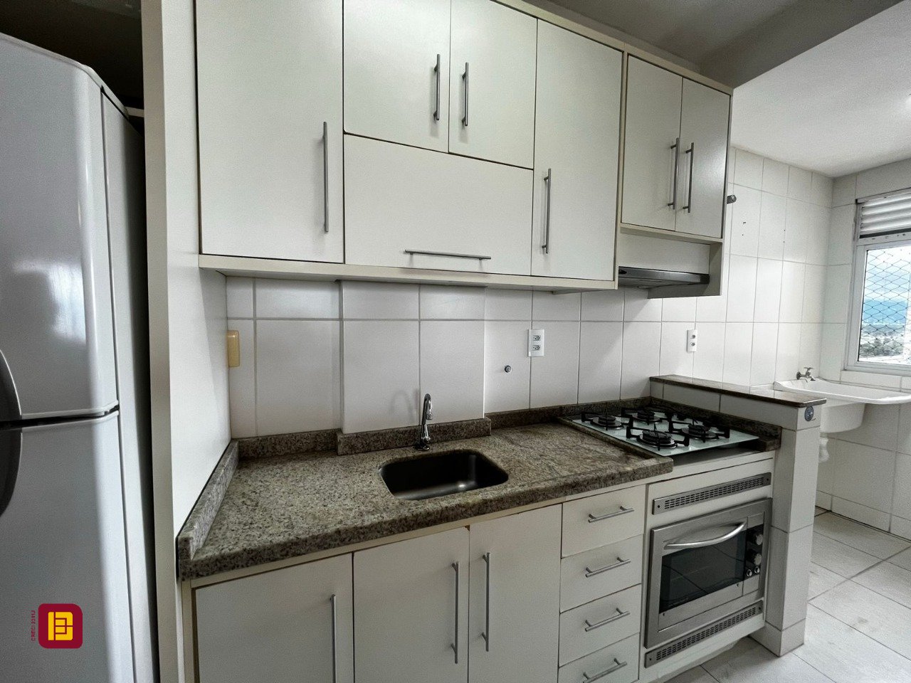 Apartamento com 77m², 4 quartos (sendo 1 suíte), 1 garagem, no bairro Costeira do Pirajubaé em Florianópolis