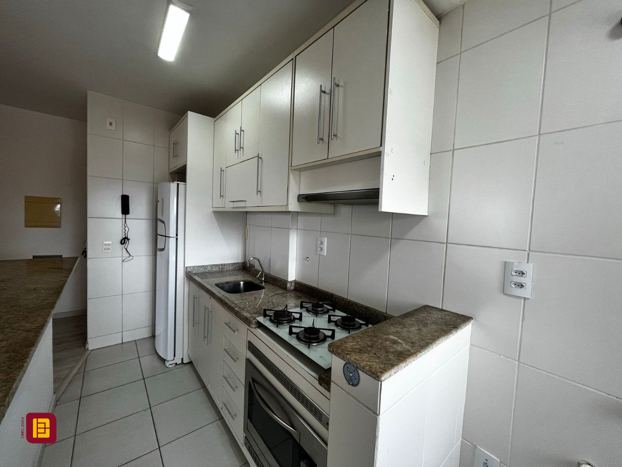 Apartamento com 77m², 4 quartos (sendo 1 suíte), 1 garagem, no bairro Costeira do Pirajubaé em Florianópolis