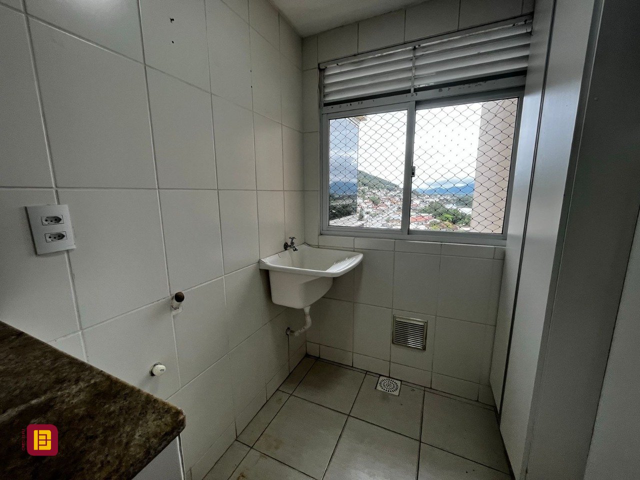 Apartamento com 77m², 4 quartos (sendo 1 suíte), 1 garagem, no bairro Costeira do Pirajubaé em Florianópolis