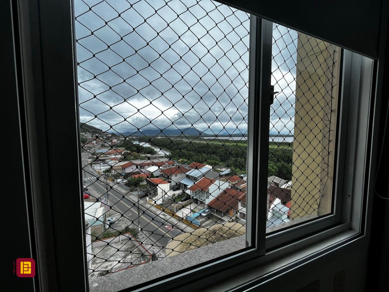 Apartamento com 77m², 4 quartos (sendo 1 suíte), 1 garagem, no bairro Costeira do Pirajubaé em Florianópolis
