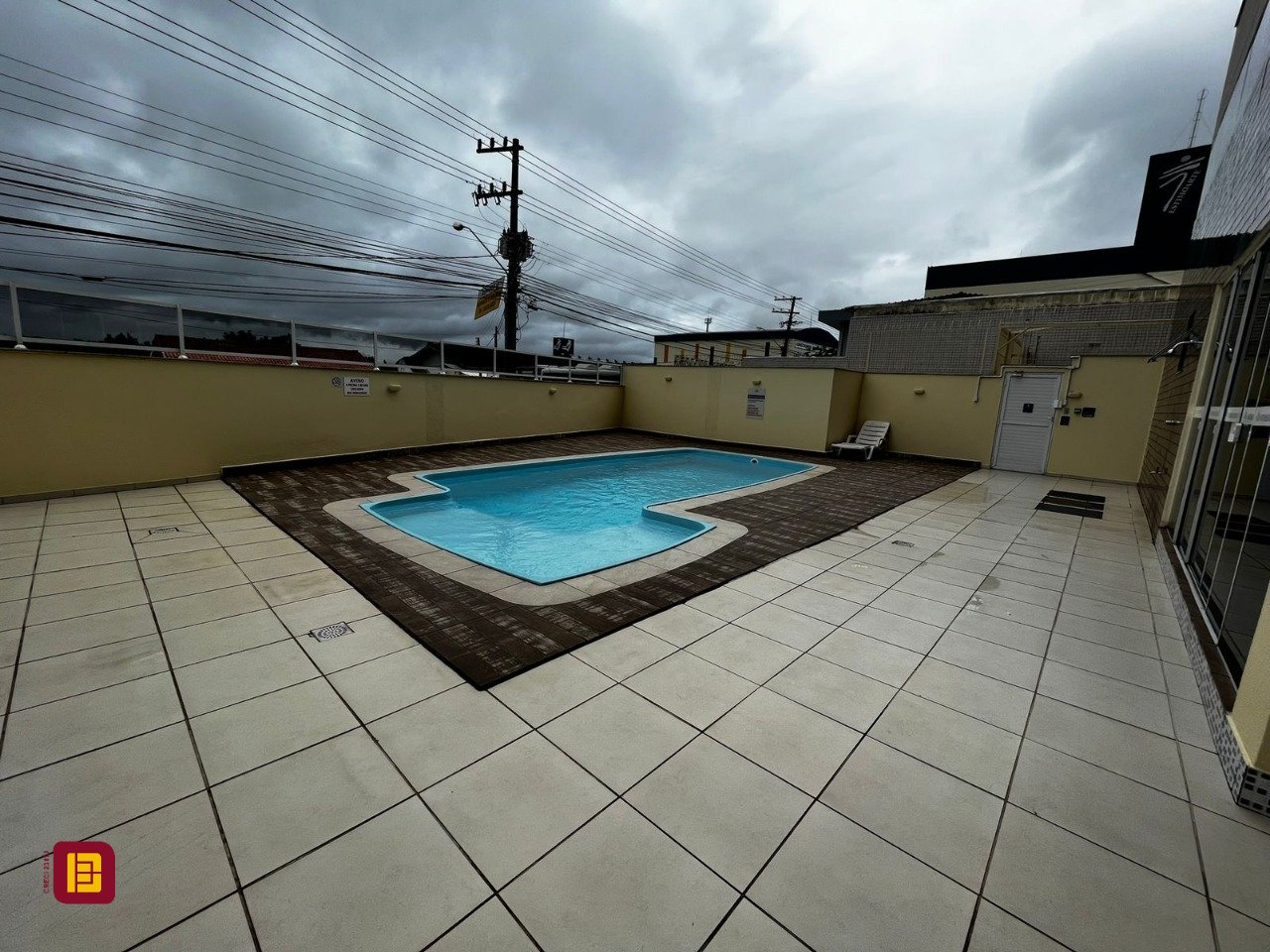 Apartamento com 77m², 4 quartos (sendo 1 suíte), 1 garagem, no bairro Costeira do Pirajubaé em Florianópolis