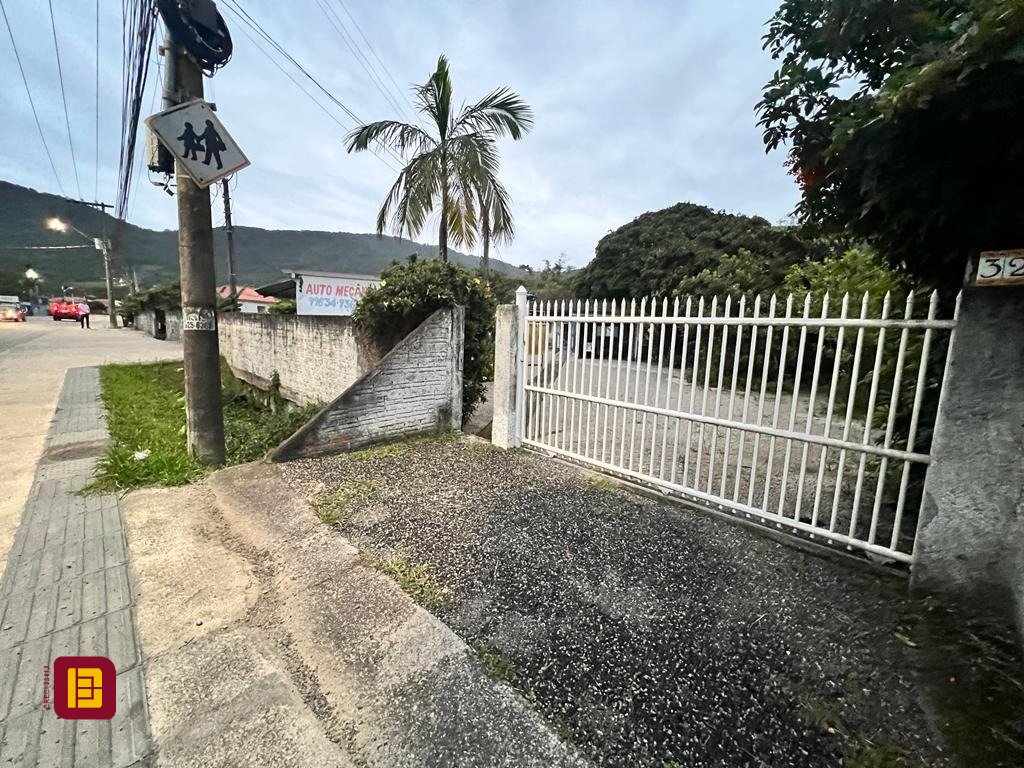 Terreno com 4215m², no bairro Alto Ribeirão em Florianópolis
