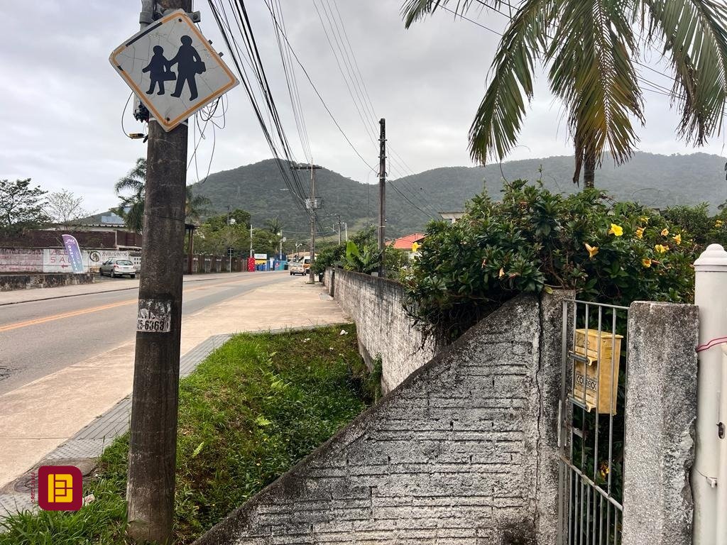 Terreno com 4215m², no bairro Alto Ribeirão em Florianópolis