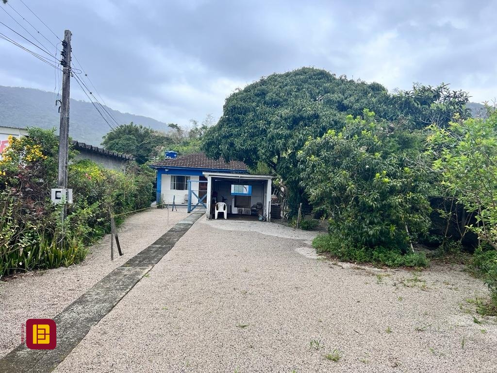 Terreno com 4215m², no bairro Alto Ribeirão em Florianópolis