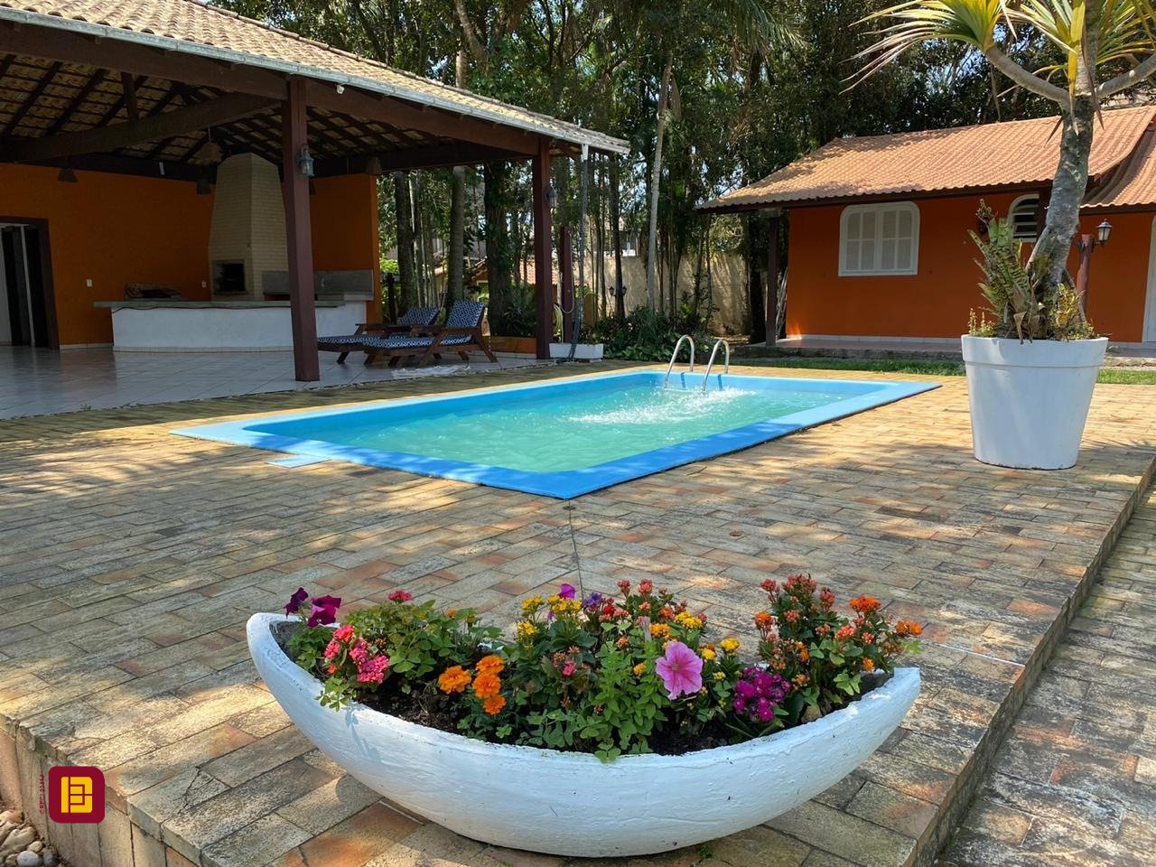 Casa com 300m², 6 quartos (sendo 2 suítes), no bairro Vargem Grande em Florianópolis