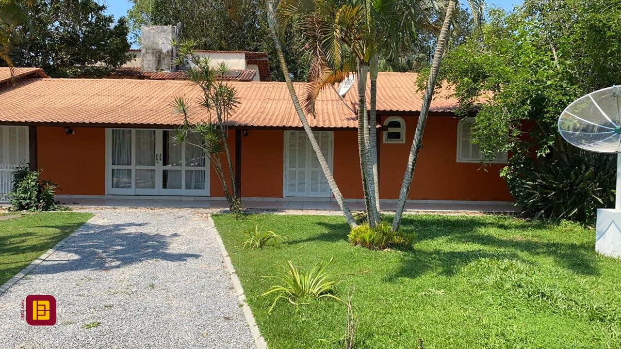 Casa com 300m², 6 quartos (sendo 2 suítes), no bairro Vargem Grande em Florianópolis