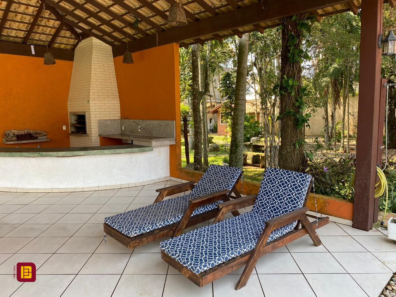 Casa com 300m², 6 quartos (sendo 2 suítes), no bairro Vargem Grande em Florianópolis