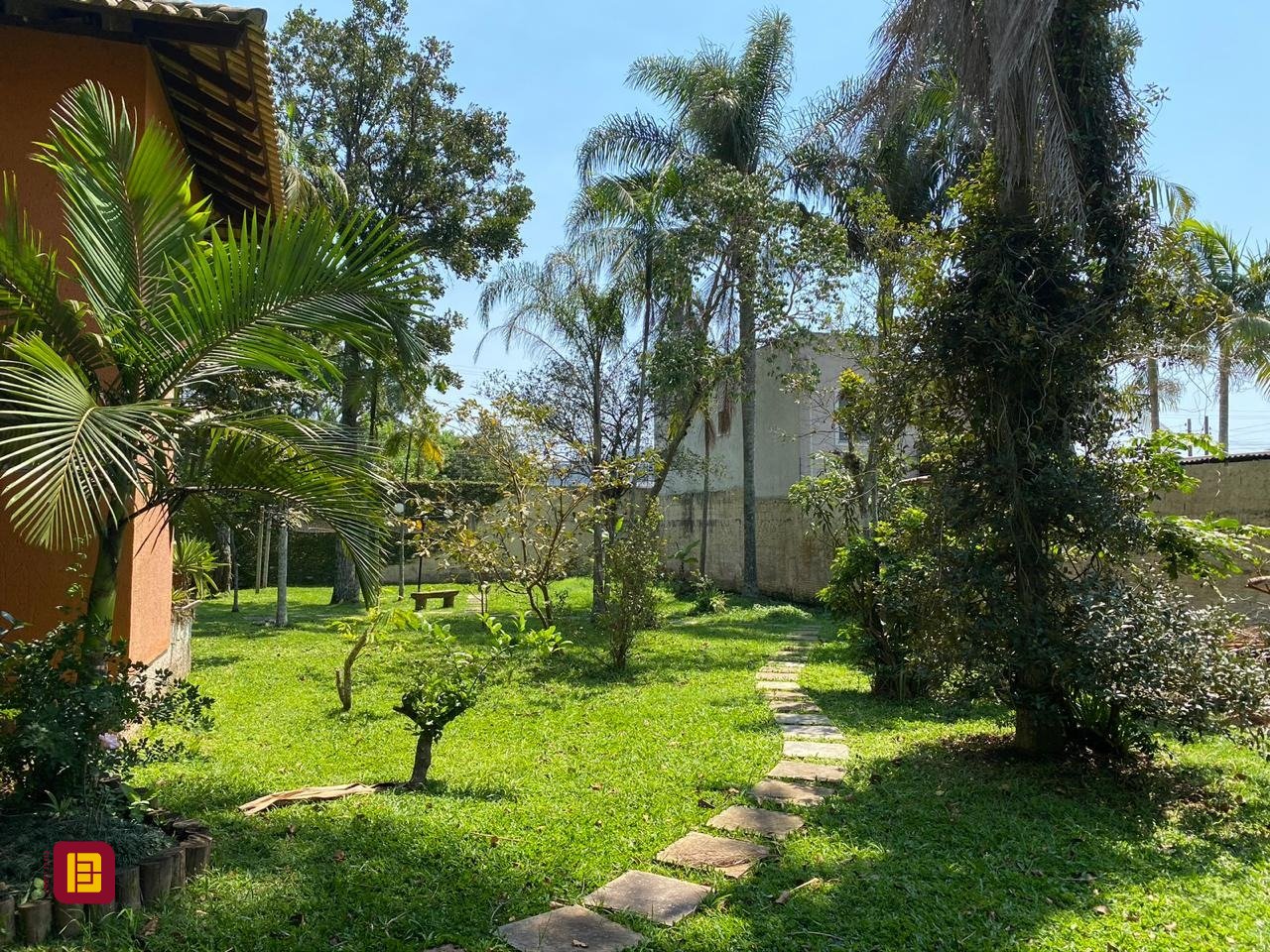 Casa com 300m², 6 quartos (sendo 2 suítes), no bairro Vargem Grande em Florianópolis