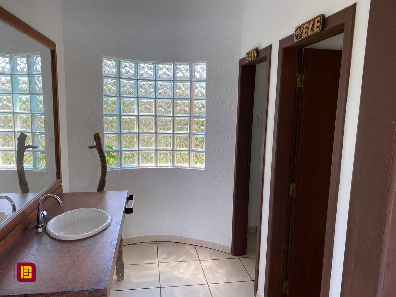 Casa com 300m², 6 quartos (sendo 2 suítes), no bairro Vargem Grande em Florianópolis