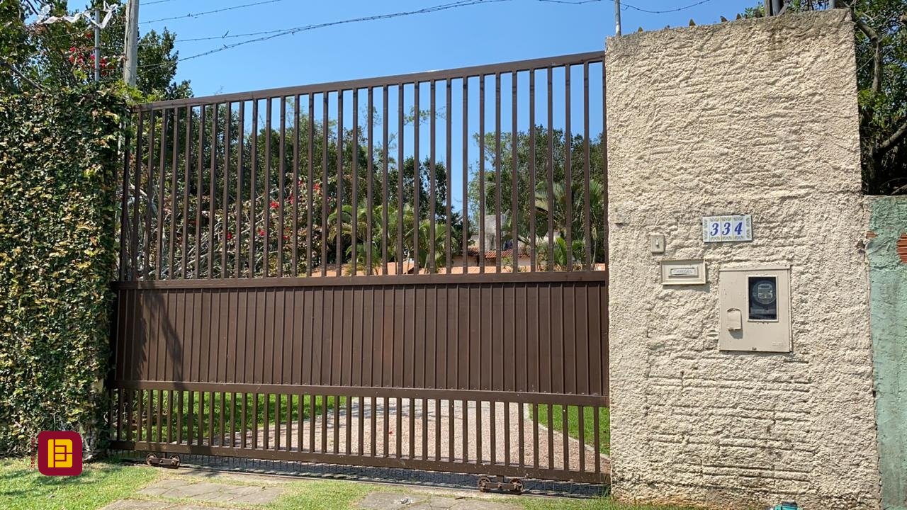 Casa com 300m², 6 quartos (sendo 2 suítes), no bairro Vargem Grande em Florianópolis
