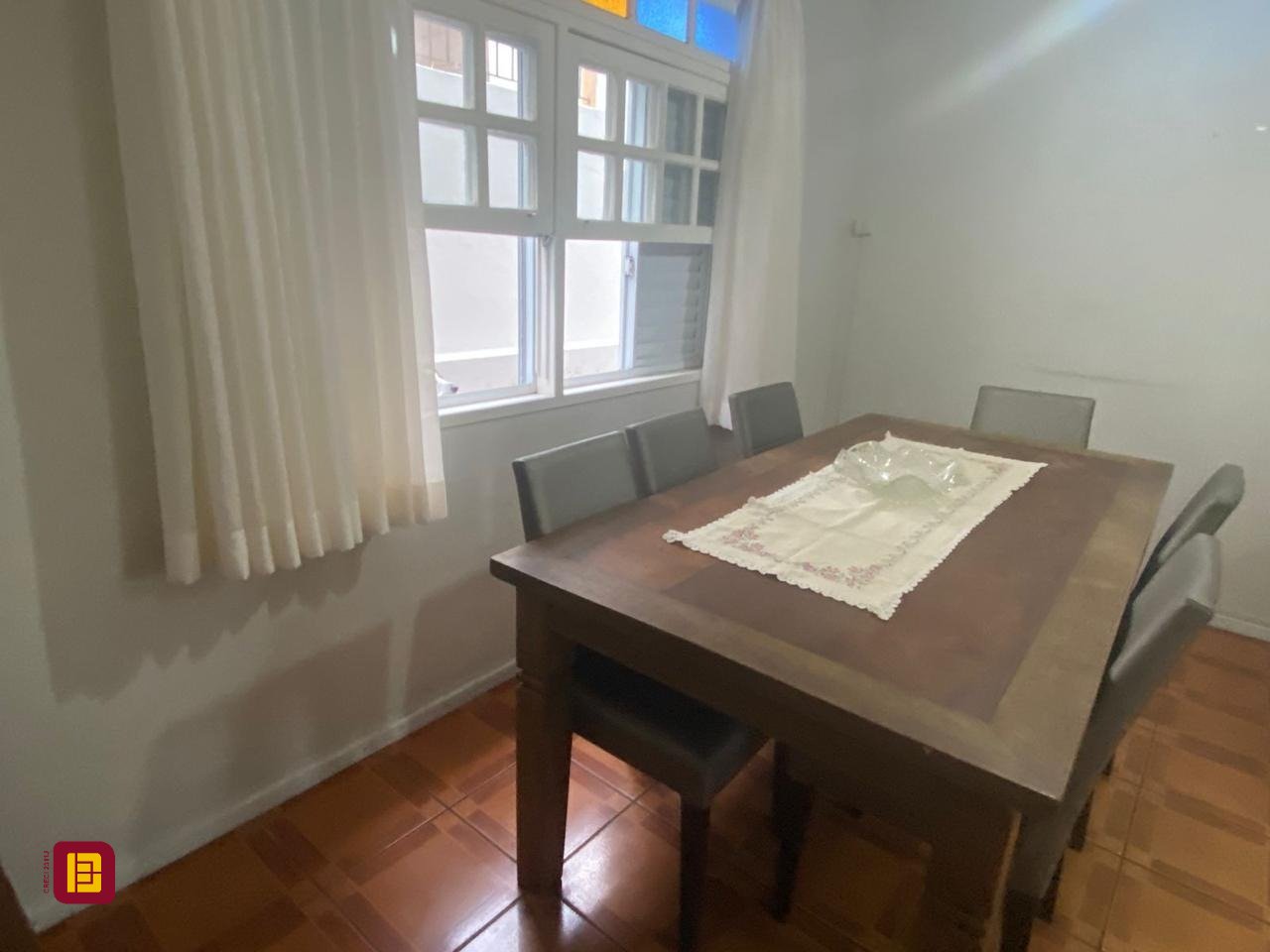 Casa com 191m², 5 quartos (sendo 1 suíte), 2 garagens, no bairro Centro em Florianópolis