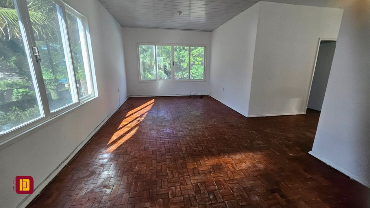 Casa com 166m², 3 quartos, 3 garagens, no bairro Ponta de Baixo em São José