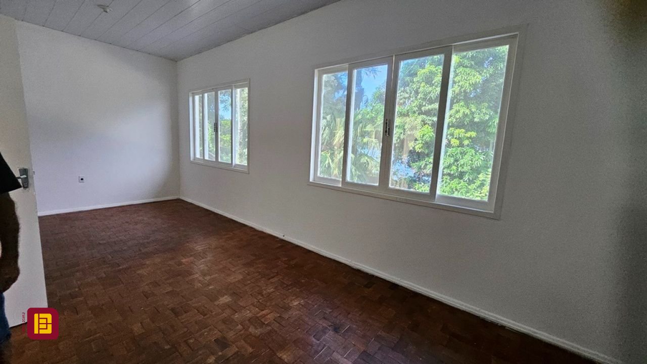 Casa com 166m², 3 quartos, 3 garagens, no bairro Ponta de Baixo em São José