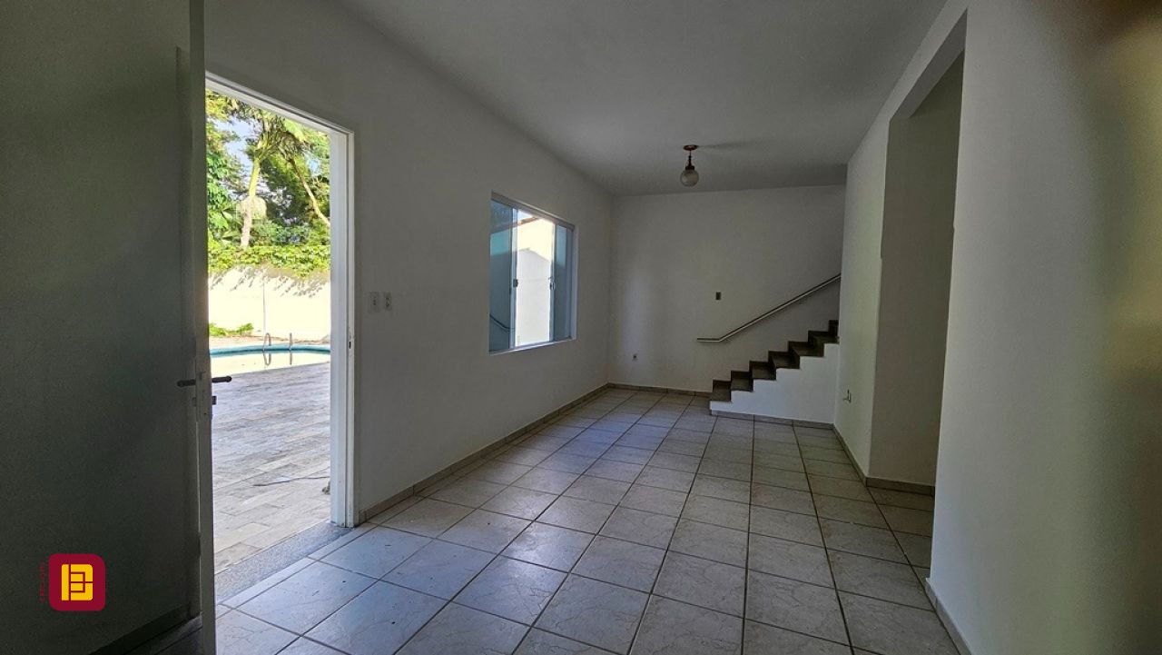 Casa com 166m², 3 quartos, 3 garagens, no bairro Ponta de Baixo em São José