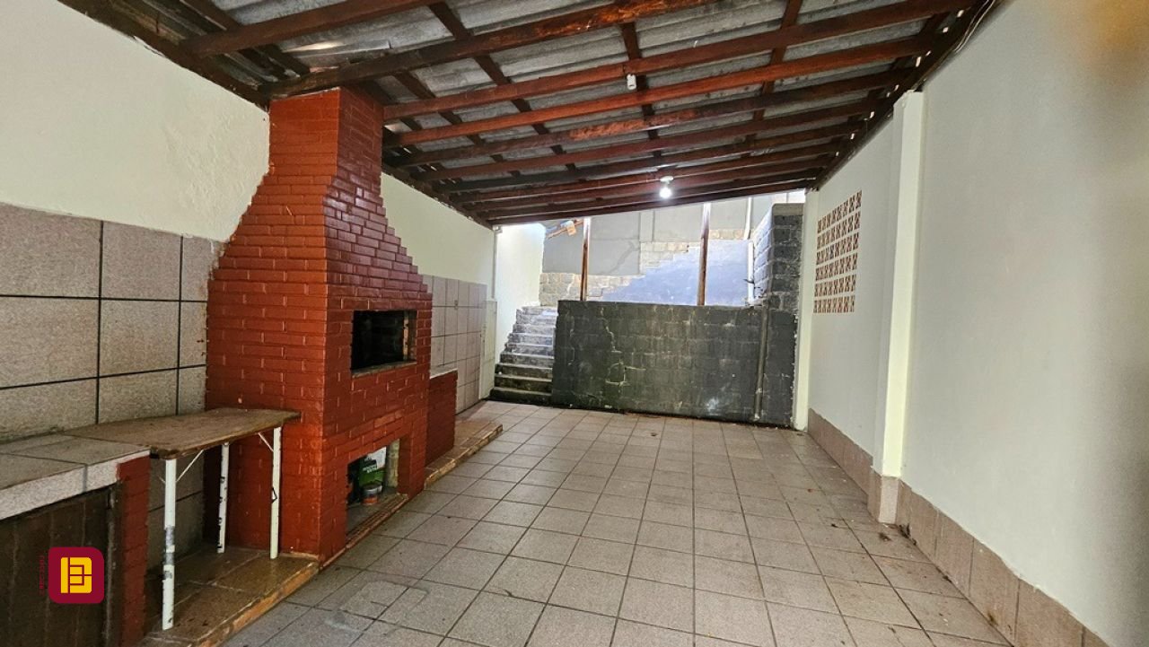 Casa com 166m², 3 quartos, 3 garagens, no bairro Ponta de Baixo em São José