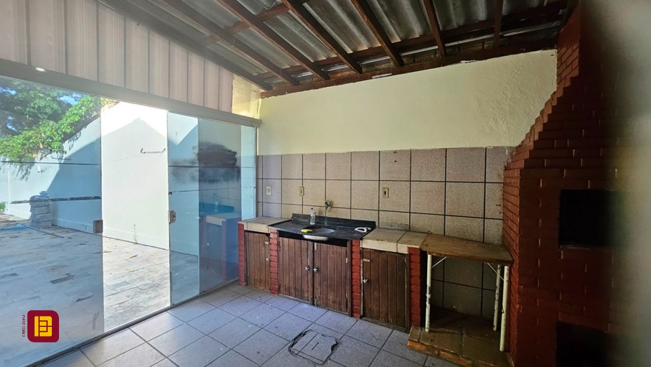 Casa com 166m², 3 quartos, 3 garagens, no bairro Ponta de Baixo em São José