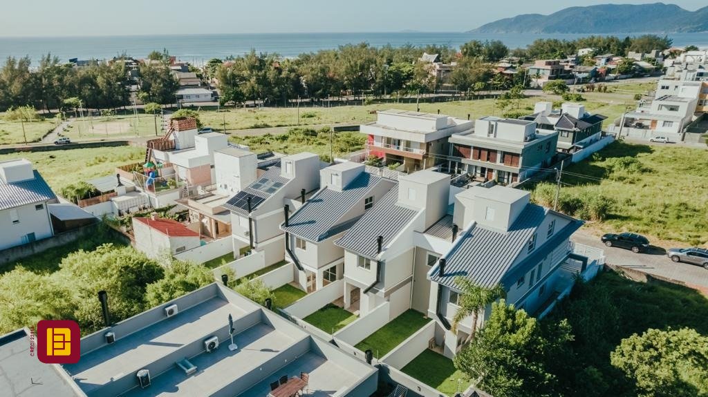 Casa com 151m², 4 quartos (sendo 1 suíte), 2 garagens, no bairro Campeche em Florianópolis