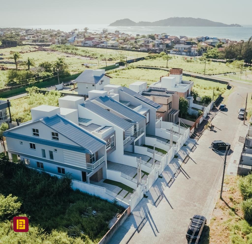 Casa com 151m², 4 quartos (sendo 1 suíte), 2 garagens, no bairro Campeche em Florianópolis