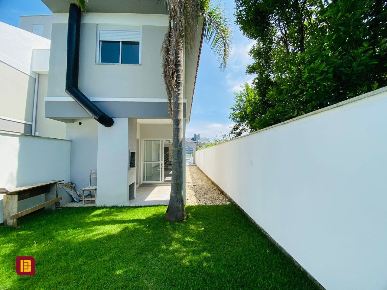Casa com 151m², 4 quartos (sendo 1 suíte), 2 garagens, no bairro Campeche em Florianópolis