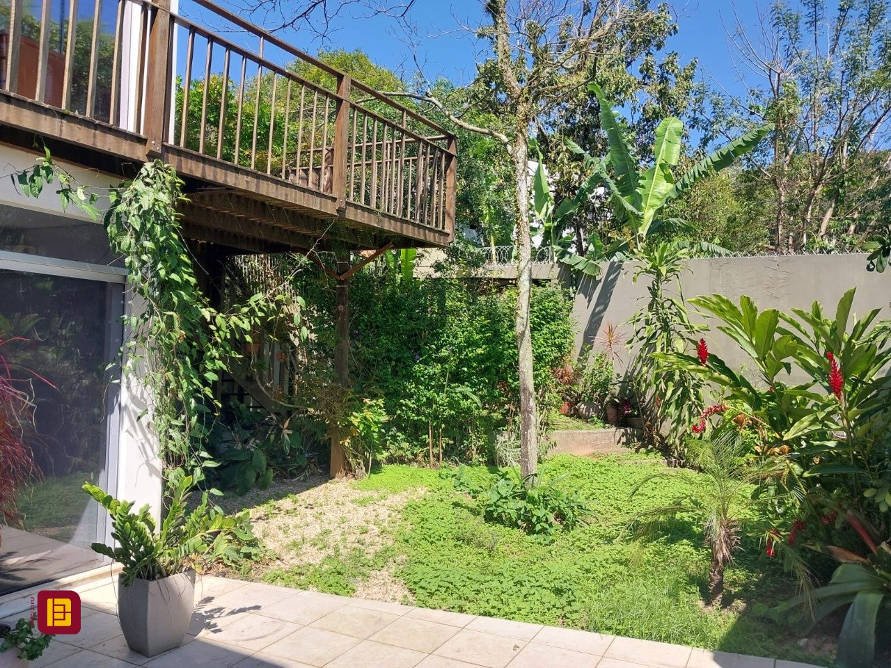 Prédio com 81m², 2 garagens, no bairro Pantanal em Florianópolis
