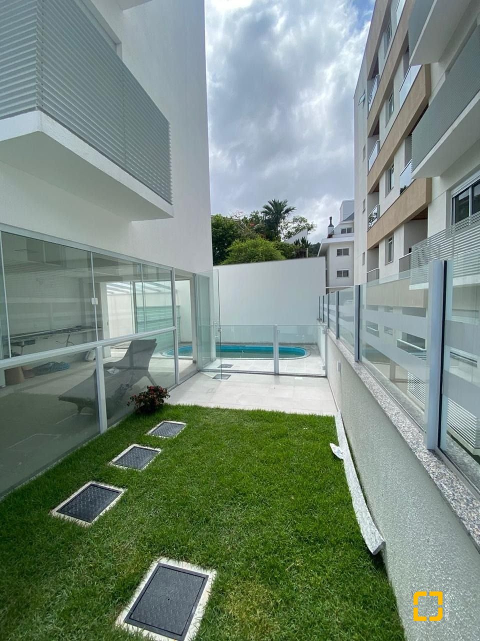 Cobertura com 93m², 3 quartos (sendo 1 suíte), 2 garagens, no bairro Itacorubi em Florianópolis
