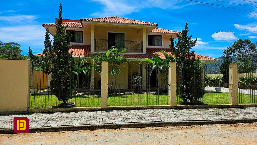 Casa com 280m², 4 quartos (sendo 3 suítes), 2 garagens, no bairro Sul do Rio em Santo Amaro da Imperatriz