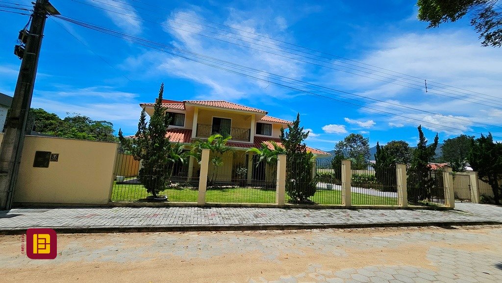 Casa com 280m², 4 quartos (sendo 3 suítes), 2 garagens, no bairro Sul do Rio em Santo Amaro da Imperatriz