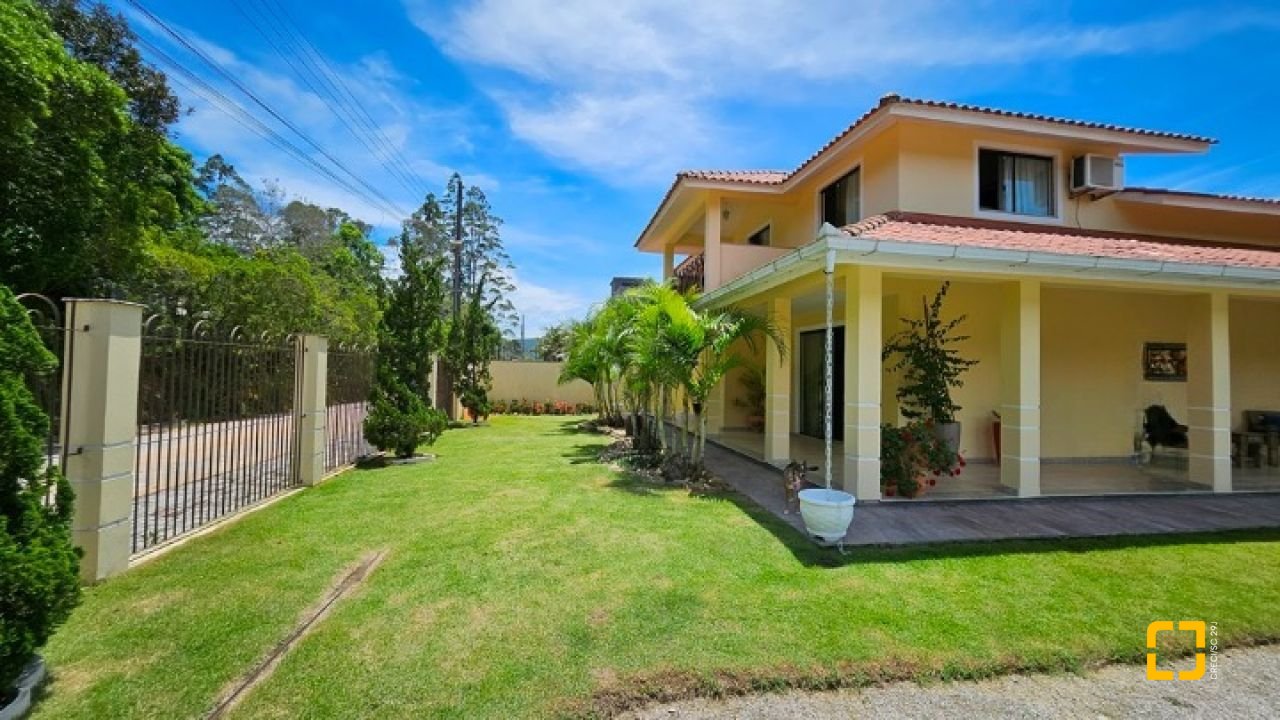 Casa com 280m², 4 quartos (sendo 3 suítes), 2 garagens, no bairro Sul do Rio em Santo Amaro da Imperatriz