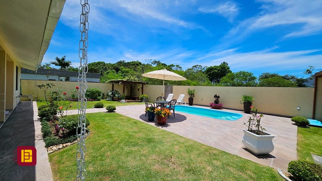 Casa com 280m², 4 quartos (sendo 3 suítes), 2 garagens, no bairro Sul do Rio em Santo Amaro da Imperatriz