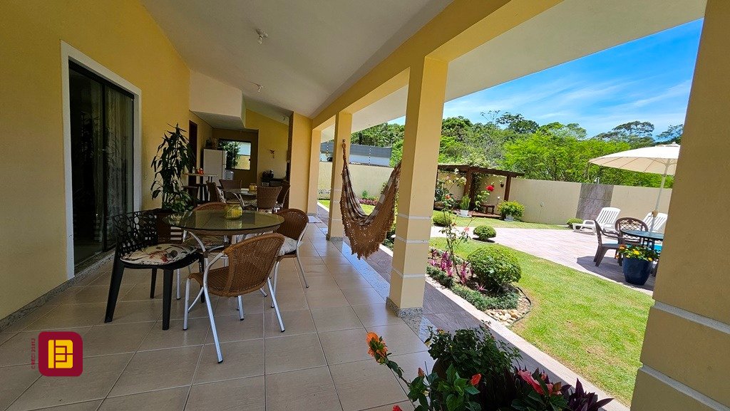 Casa com 280m², 4 quartos (sendo 3 suítes), 2 garagens, no bairro Sul do Rio em Santo Amaro da Imperatriz