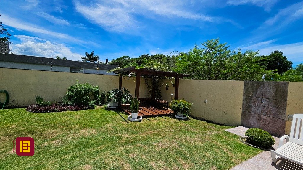 Casa com 280m², 4 quartos (sendo 3 suítes), 2 garagens, no bairro Sul do Rio em Santo Amaro da Imperatriz