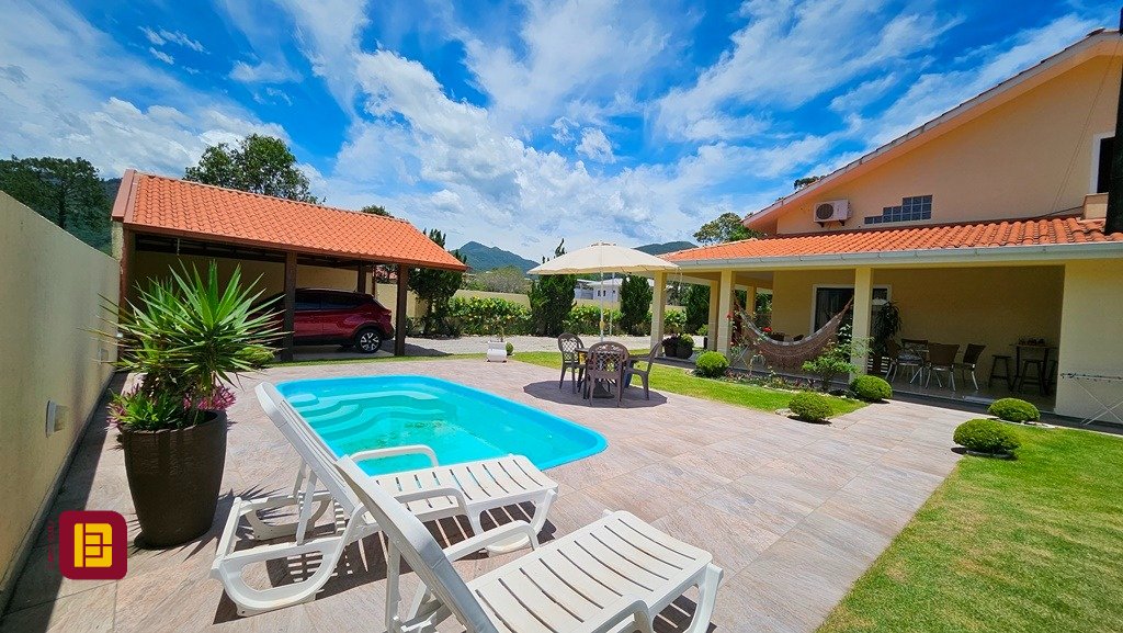 Casa com 280m², 4 quartos (sendo 3 suítes), 2 garagens, no bairro Sul do Rio em Santo Amaro da Imperatriz