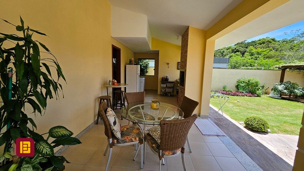 Casa com 280m², 4 quartos (sendo 3 suítes), 2 garagens, no bairro Sul do Rio em Santo Amaro da Imperatriz